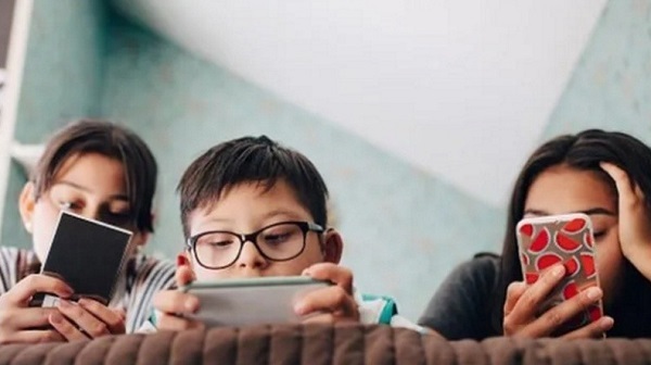 Gran Bretaña prohíbe los celulares en las escuelas para combatir la violencia en redes sociales