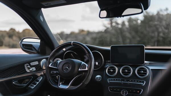 Mercedes-Benz retira del mercado 250.000 veh铆culos en todo el mundo por fallos en fusibles - Revista PLUS