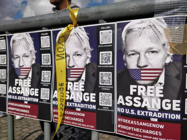 Justicia inglesa debate último recurso de Assange para evitar extradición