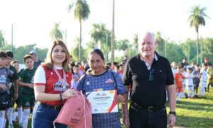 Premian a mejores hinchadas y distinguen a barrios participantes en torneo Esperanzas de Hernandarias