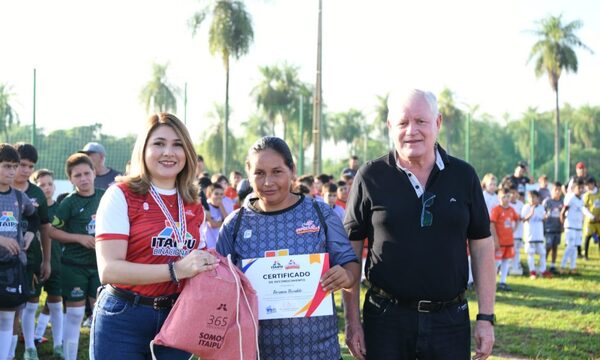 Premian a mejores hinchadas y distinguen a barrios participantes en torneo Esperanzas de Hernandarias
