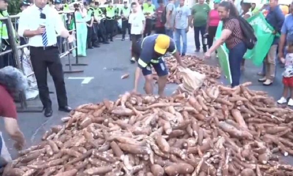 FNC regala mandioca frente al MAG en protesta por la falta de apoyo – Prensa 5