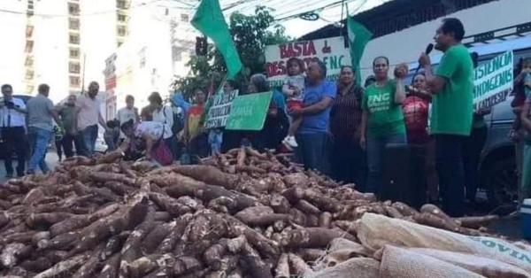 Campesinos reclamaron asistencia y apoyo en protesta frente al MAG