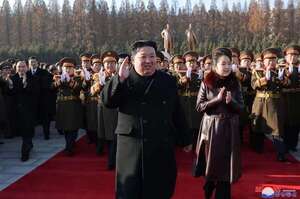Kim Jong-un recibe un coche ruso regalado por Vladímir Putin - Mundo - ABC Color