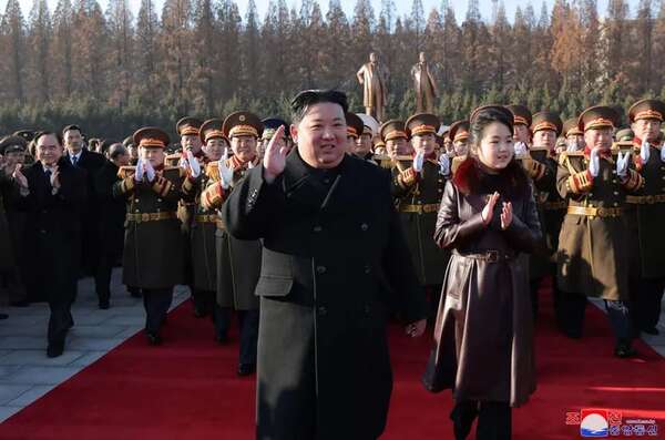 Kim Jong-un recibe un coche ruso regalado por Vladímir Putin - Mundo - ABC Color
