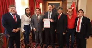 La Nación / Exapoderado del PLRA se afilia a la ANR y se suma a Honor Colorado