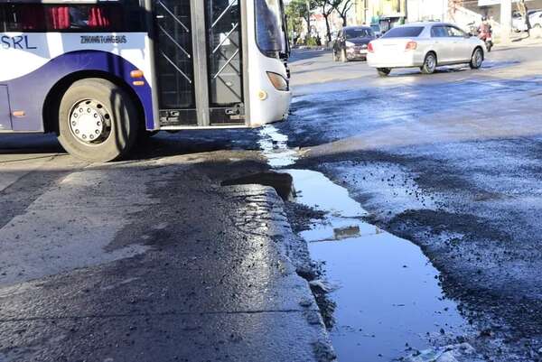 Ciudadanía sufre hace 6 años baches de Artigas e inseguridad en Botánico - Nacionales - ABC Color