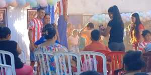 (VIDEO). Pelotero de la Selección Paraguaya Sub 23 agasaja a los niños de su comunidad