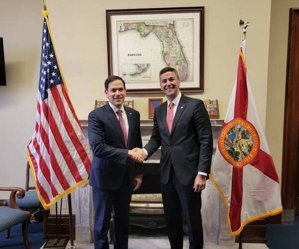 Senador yanqui visitará el país invitado por Santi Peña
