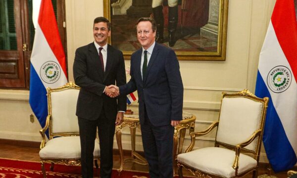 Presidente Santiago Peña recibió al canciller británico David Cameron
