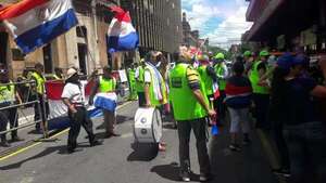 Patota amedrenta a los que piden salida de Arévalo, mientras este “planifica” con HC  - Política - ABC Color