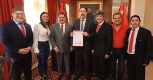 La Nación / Exapoderado liberal se afilia a la ANR