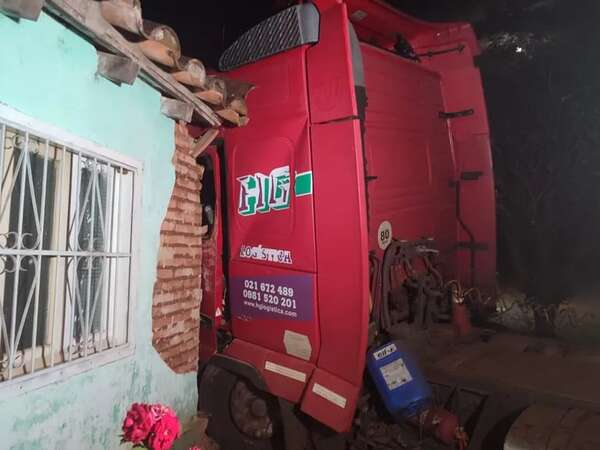 Itacurubí de la Cordillera: muere chofer de camión tras chocar contra una vivienda - Policiales - ABC Color