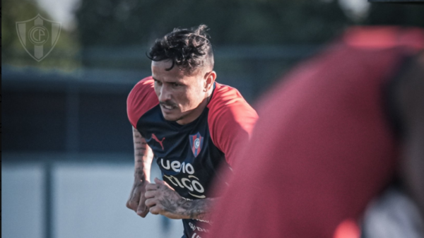 Versus / El nueve brasileño deslumbra en las prácticas de Cerro Porteño