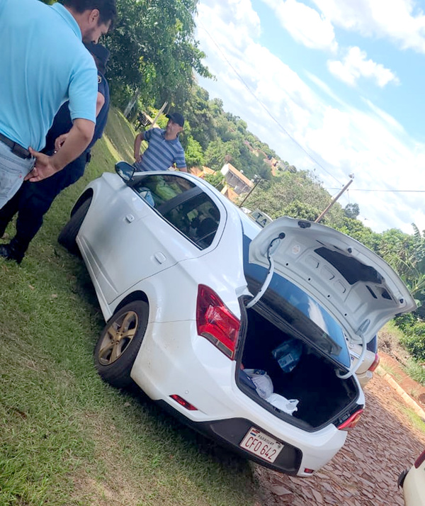 Motochorros interceptan un taxi y roban G. 5 millones de pasajero luego de golpearlo - La Clave
