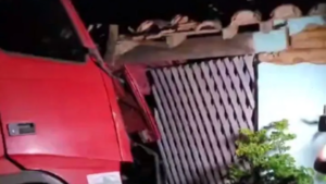 Chofer muere aplastado por su propio camión al tratar de evitar choque en Cordillera