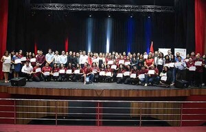 Egresan 122 alumnos de cursos brindados por la Gobernación y el SNPP | DIARIO PRIMERA PLANA