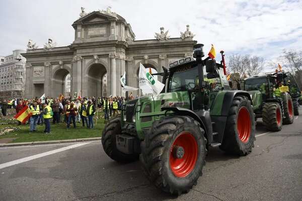 Los agricultores españoles colapsan Madrid con 500 tractores en su protesta más importante - Mundo - ABC Color