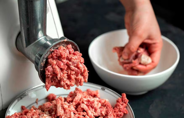 Pediatra explica por qué los niños menores de 5 años no deben comer carne molida