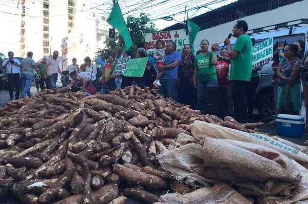 CAMPESINOS PROTESTAN Y RECLAMAN AL MAG UN LUGAR EN EL MERCADO NACIONAL - La Voz del Norte