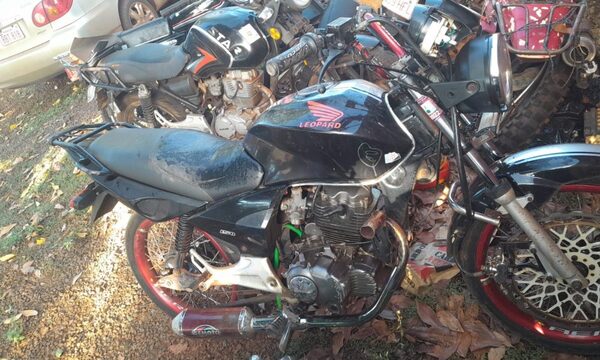 Hallan abandonada motocicleta