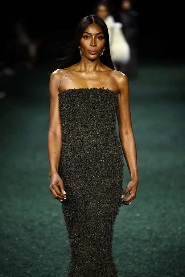 Naomi Campbell, a sus 53 años, deslumbró en la pasarela de Londres - Gente - ABC Color