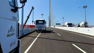 Feroz puente, pero para autos y camioncitos