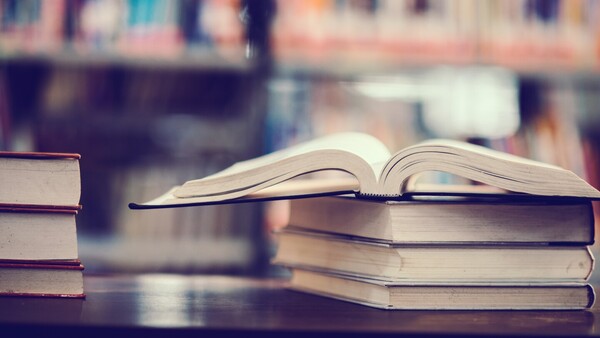 RAE convoca a concursos que premian a lo mejor de la literatura y cine en lengua española