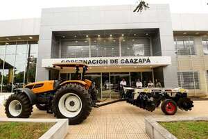 Gobernación de Caazapá recibió tractor con implementos para apoyar a productores agrícolas - Nacionales - ABC Color