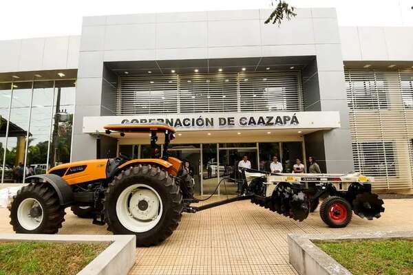 Gobernación de Caazapá recibió tractor con implementos para apoyar a productores agrícolas - Nacionales - ABC Color