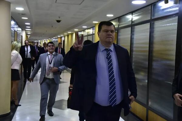 Liberales decidirán en convención sobre posible expulsión de senadores “voceros del cartismo” - Política - ABC Color