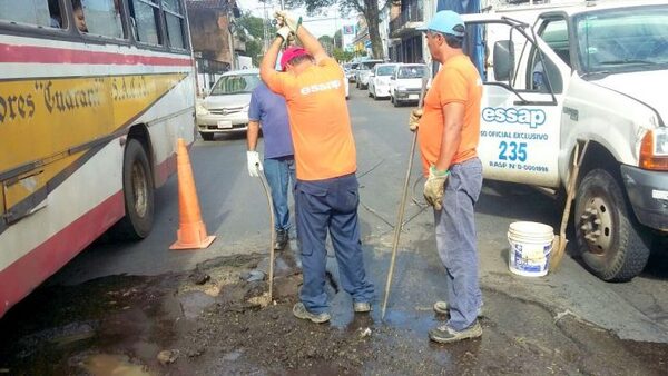 Essap asume críticas y dice que trabaja las 24 horas para reparar 1.500 caños rotos como parte de 300 Km. de cañería podrida – La Mira Digital