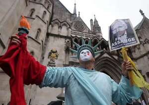 Batucada en defensa de Assange a la espera de una decisión sobre su extradición - Mundo - ABC Color