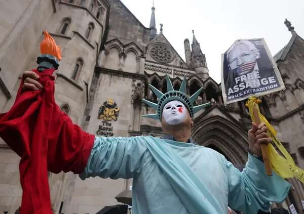 Batucada en defensa de Assange a la espera de una decisión sobre su extradición - Mundo - ABC Color