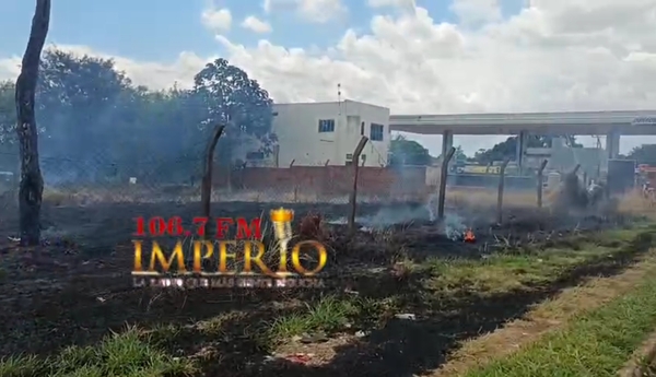 Queman basuras en un patio baldío al costado de un puesto de combustible - Radio Imperio 106.7 FM