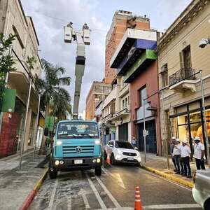 ANDE retiró nuevos cables que cruzaban la  calle Palma - Economía - ABC Color