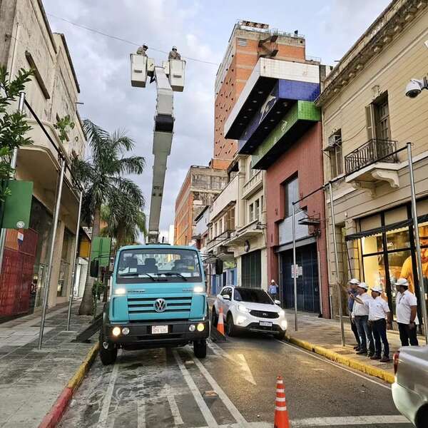 ANDE retiró nuevos cables que cruzaban la calle Palma - Economía - ABC Color