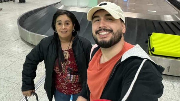 Ale Rojas le hizo volar por primera vez a su mamá en un avión