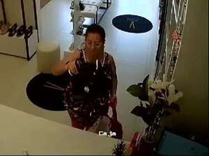 Video: así una mujer hurto una cartera en Luque - Policiales - ABC Color