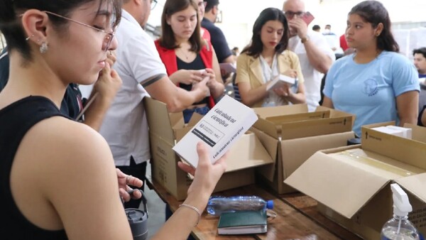 Estudiantes piden al MEC participar en proceso de adquisición de kits