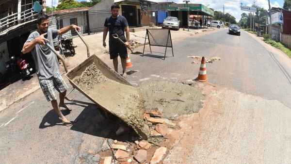 Ante inacción del MOPC, vecinos de San Lorenzo bachearon las calles