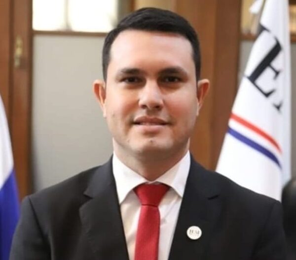 Rivas pide al juez que revoque resolución por la cual admitió su imputación por título falso