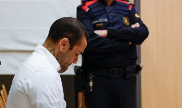 Versus / Dani Alves: 4 años de cárcel, y 5 de libertad vigilada, por violación