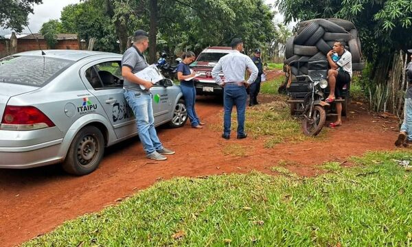 Multa de Gs. 500 mil a conductor de motocarro arrojando basura a baldío en Franco