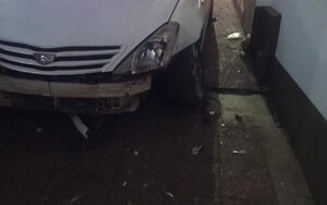 Borracho choca contra columna de la ANDE  
