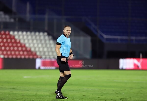 Versus / Néstor Pitana podría dirigir en el fútbol paraguayo 