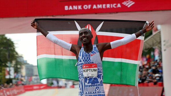 Versus / Multitudinario cortejo fúnebre en honor del atleta keniano Kelvin Kiptum