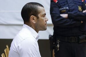 Condenan a Dani Alves a 4 años y 6 meses de cárcel por violación a una joven - El Independiente