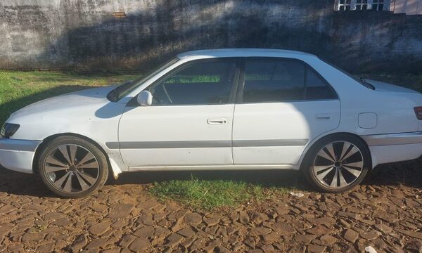 Hallan abandonado vehículo hurtado