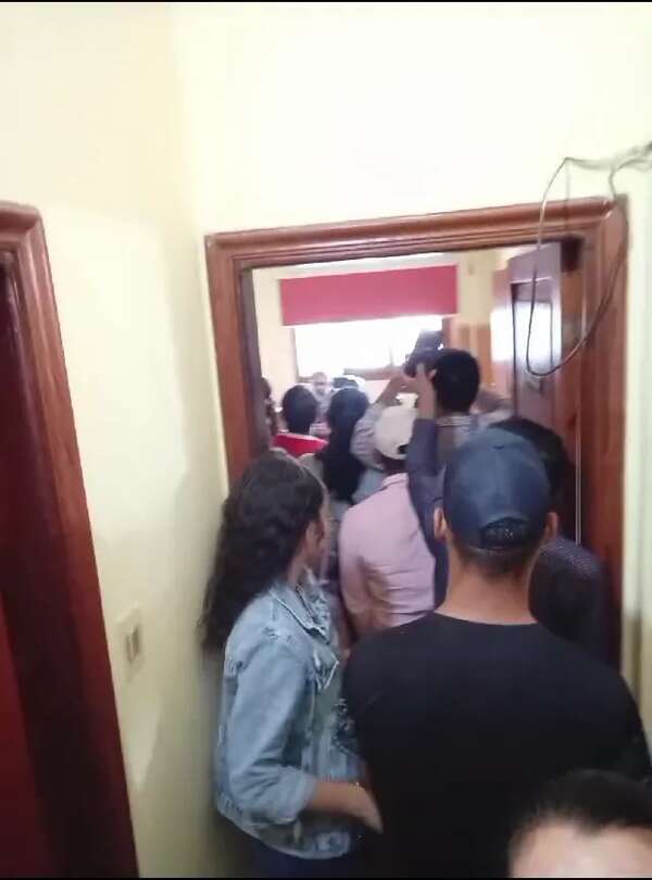 Toman nuevamente sede de la Municipalidad de Arroyos y Esteros contra instalación de vertedero - Política - ABC Color